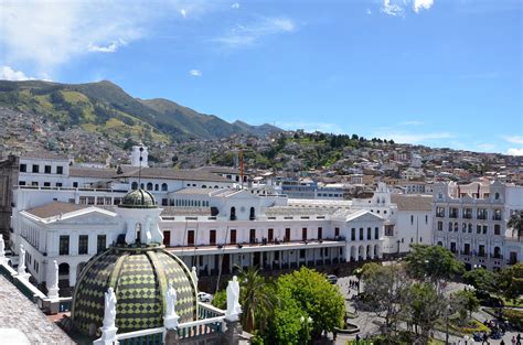  Quito: Unveiling a City Through Strokes and History